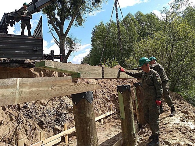 Żołnierze z Chełmna kolejny raz pomogli - tym razem społeczności gminy Zbójno, budując most w Stanisławowie