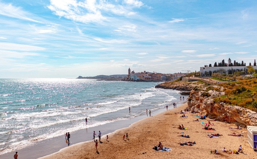 Plaże w Stiges w Katalonii przyciągają tysiące turystów.