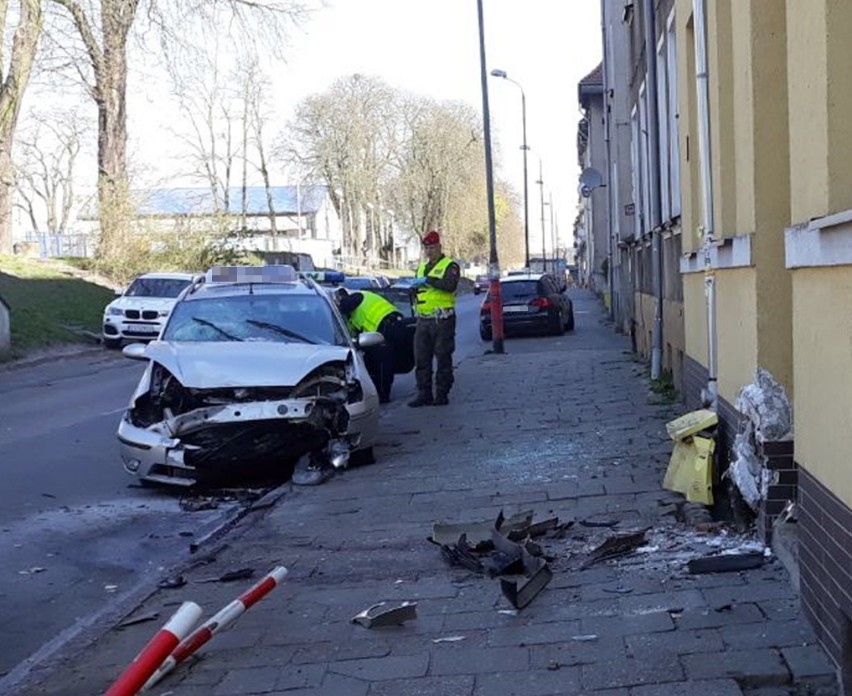 Zderzenie dwóch fordów na ulicy Dworcowej. Jeden nie ustąpił pierwszeństwa drugiemu 