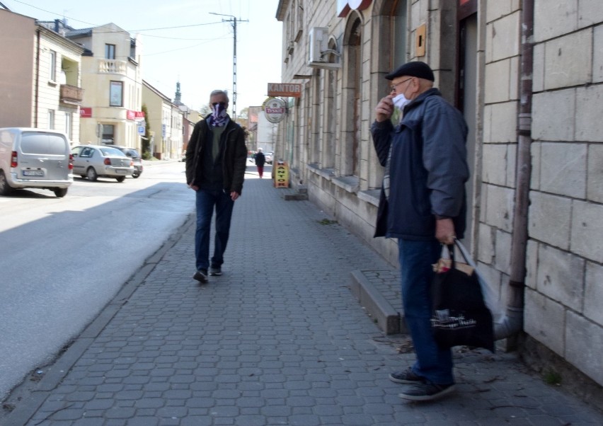 Pińczów w nowej erze koronawirusa. Mieszkańcy karnie założyli maseczki? Zobaczcie [ZDJĘCIA]