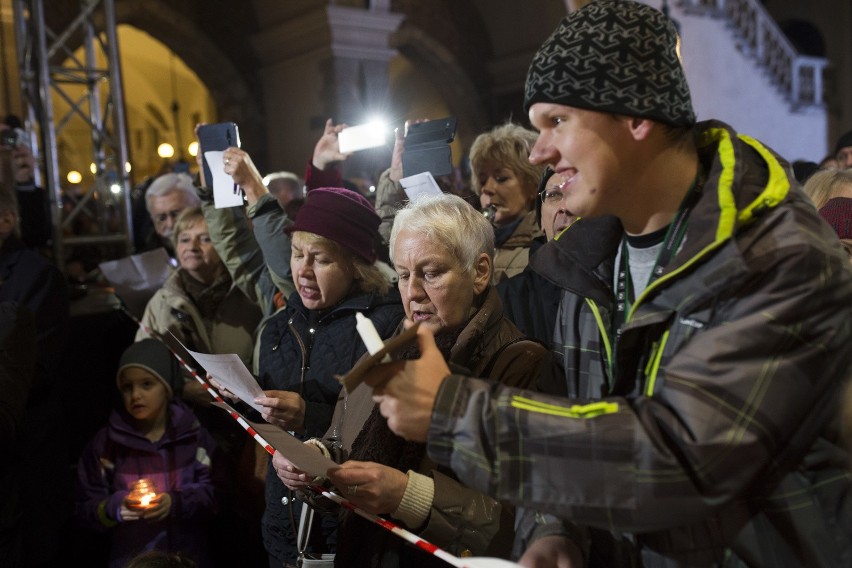 Mieszkańcy Krakowa i artyści żegnają Leonarda Cohena [ZDJĘCIA, WIDEO]