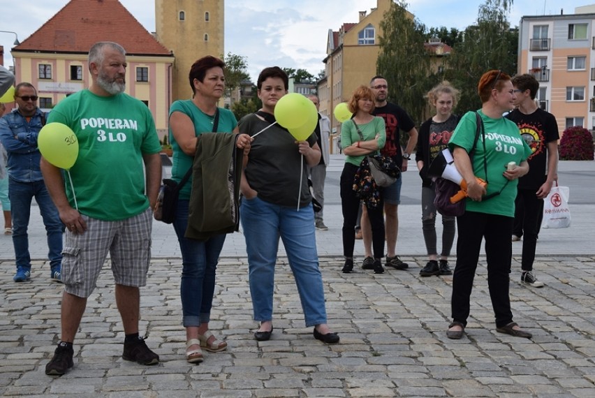 Protest trwa nadal. Nauczyciele nie odpuszczają. Czy wesprą...