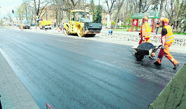Przez weekend na 3 Maja i Dolnej 3 Maja drogowcy układali warstwę ścieralną asfaltu
