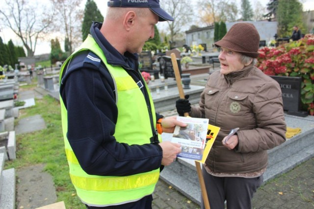 Policja w Kaliszu ostrzega przed cmentarnymi hienami