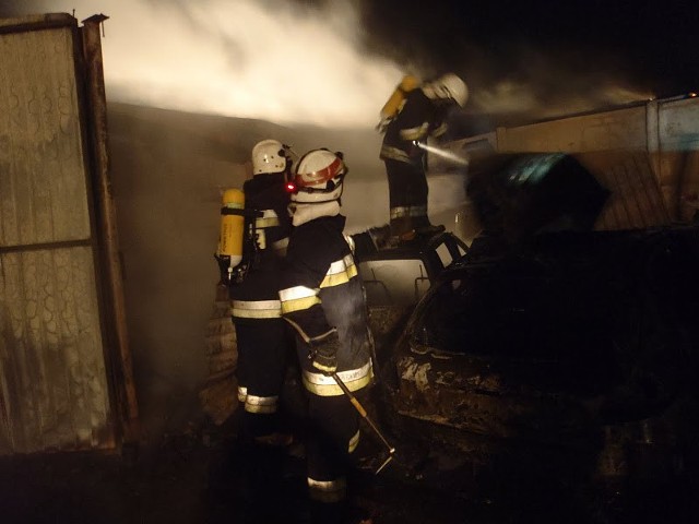 Na około 80 tysięcy złotych oszacowano wstępnie straty po pożarze, który dzisiaj nad ranem wybuchł w miejscowości Słowiki w podkaliskiej gminie Koźminek. Około godziny 4 zapalił się garaż, w którym znajdowały się m.in. cztery samochody