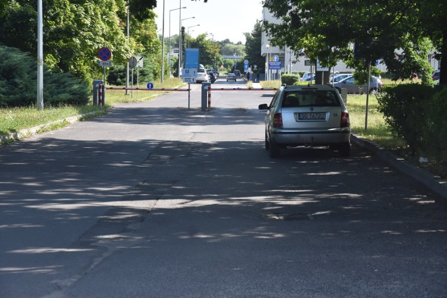 Źle zaparkowane auto przed szpitalem w Jastrzębiu to poważne utrudnienie dla podjeżdżających pod placówkę karetek.