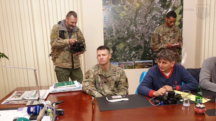 Bolesławiec: Nowa zmiana żołnierzy amerykańskich z wizytą w Ratuszu