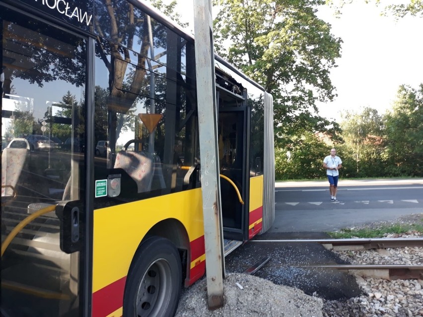 Wypadek autobusu MPK we Wrocławiu. Duże utrudnienia [ZDJĘCIA]