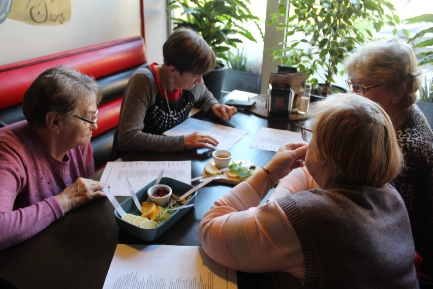 Wolsztyn: uczestnicy Dziennego Domu Senior+ na warsztatach kulinarnych