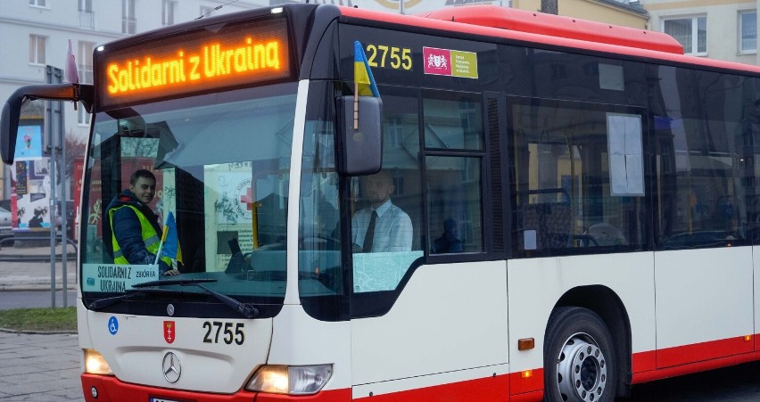 Na gdańskich autobusach ciągle powiewają ukraińskie flagi,...