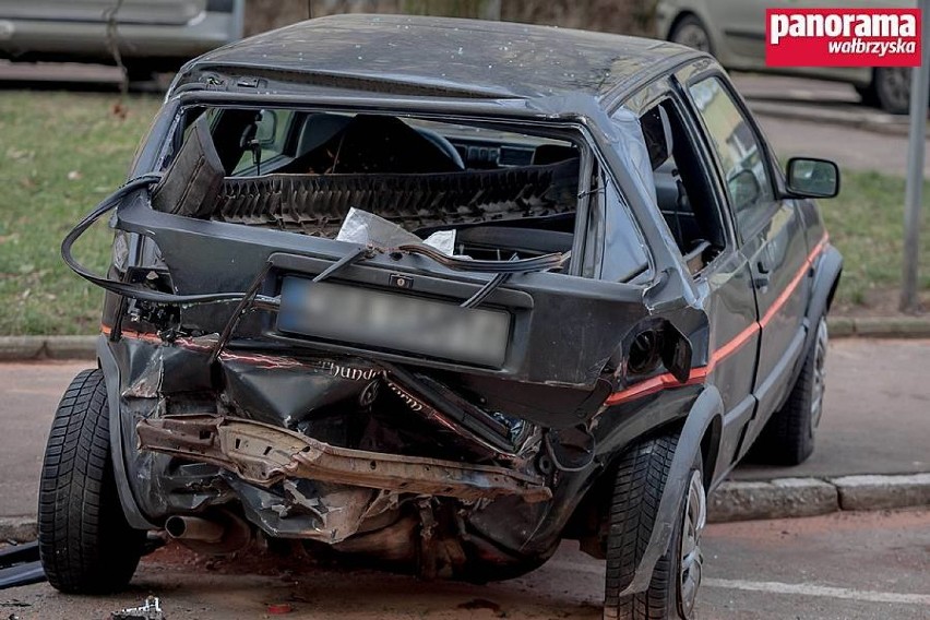 Pijany 24-latek z Wałbrzycha jadąc autem po ulicach Podzamcza uszkodził kilkanaście samochodów