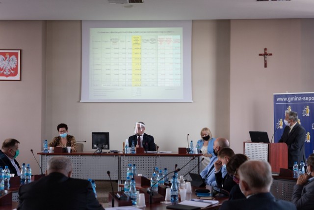 Marek Tymecki, dyrektor ZOOS w Sępólnie, przedstawia radnym informacje dotyczące założeń organizacyjnych oświaty na rok szkolny 2020/2021