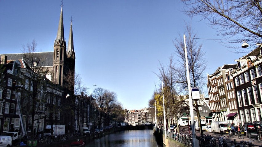 Amsterdam, liczący ok. 700 tys. mieszkańców, jest...