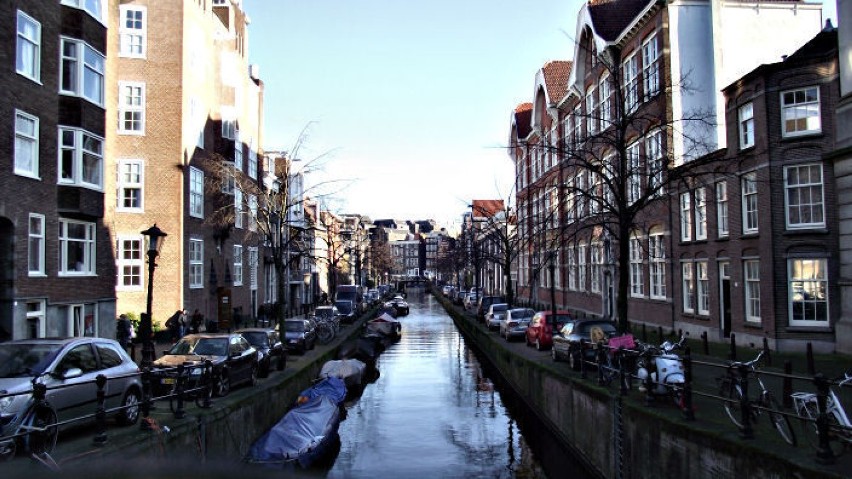 Wizytówką Amsterdamu są połączone ze sobą kanały wodne,...