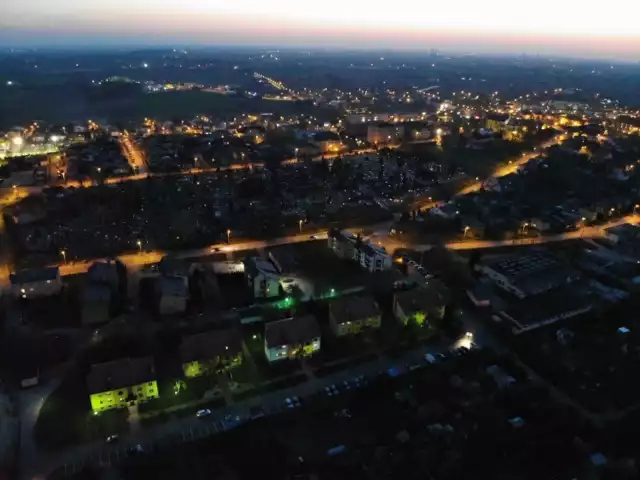 Oglądaliśmy już Radziejów z lotu ptaka w różnych porach roku - latem i zimą. 

RADZIEJÓW Z DRONA. OBEJRZYJ Z GÓRY SWÓJ DOM!


Dziś proponujemy nocną wędrówkę nad miastem...


Flash INFO, odcinek 10-  najważniejsze informacje z Kujaw i Pomorza.

