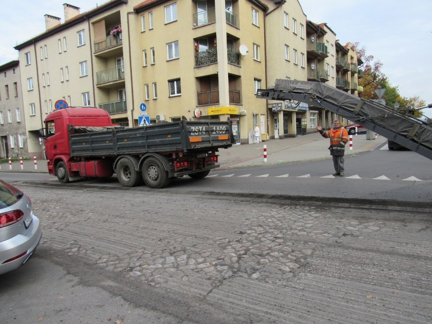 Zaczęło się! W końcu powstaje wyniesienie przejścia dla pieszych na ulicy Wojska Polskiego. Staną tam też nowe latarnie