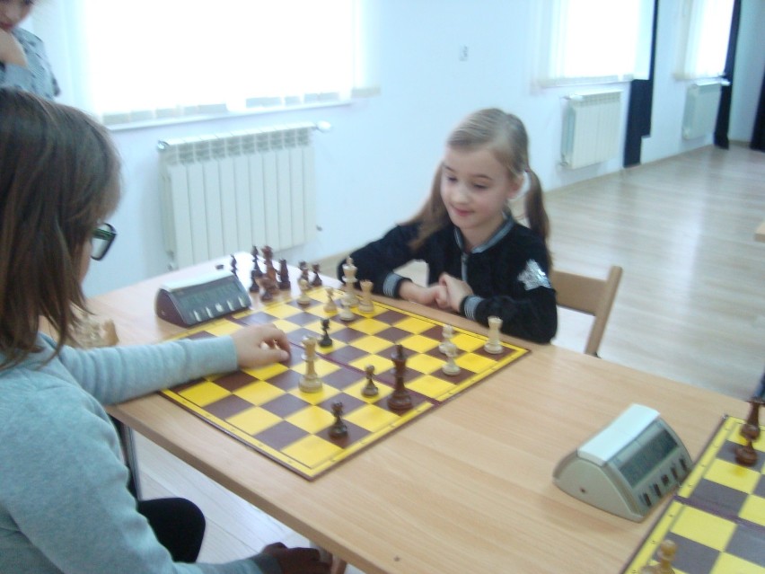 Drużyny z wieluńskiej „piątki” i Skomlina wygrały półfinały wojewódzkie w szachach[FOTO, WYNIKI]