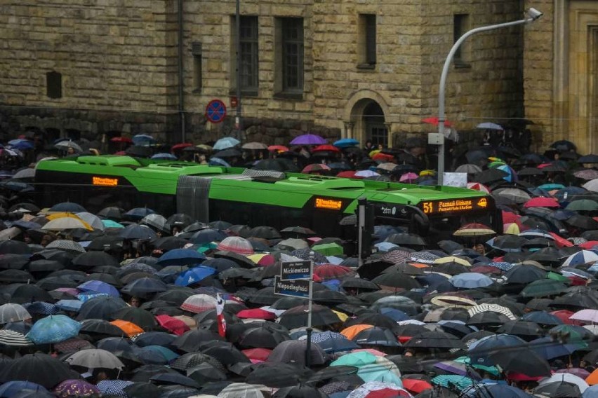 Czarny protest w Poznaniu. Kobiecy strajk na placu...