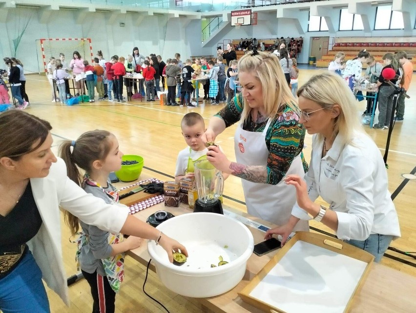 Warsztaty kulinarne z finalistką Masterchefa w Szkole Podstawowej nr 7 w Lęborku. Uczniowie przygotowali...nutellę