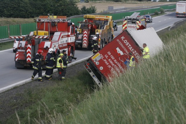 Tir w rowie na autostradzie A4