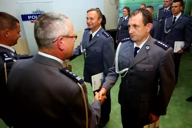 W piątek tucholscy policjanci odebrali awanse i wyróżnienia, ale także podziękowania za długoletnią służbę w policji (na zdjęciu).