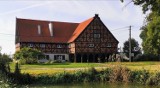 Dom podcieniowy w Miłocinie w gminie Cedry Wielkie ma niemal 300 lat i ciekawą historię