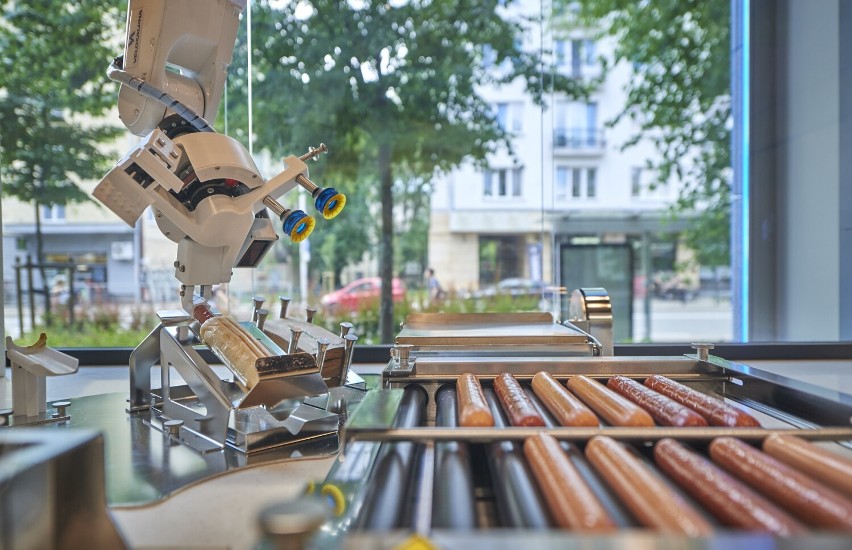 W Żabce w Warszawie zainstalowano robota. Urządzenie samo przygotowuje i sprzedaje kultowe hot-dogi