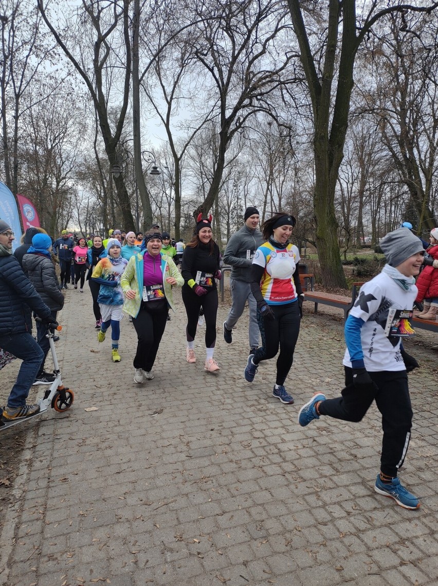WOŚP Radomsko 2023. 5. Bieg Policz się z Cukrzycą w Radomsku. Około 150 biegaczy na starcie. ZDJĘCIA