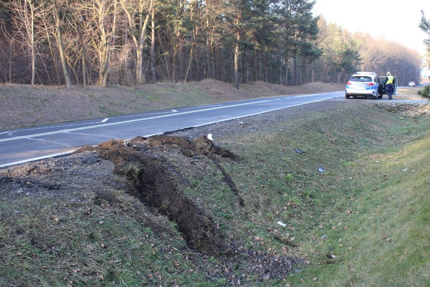Kierowca passata wjechał w ciężarówkę na DK45 w gminie Czarnożyły