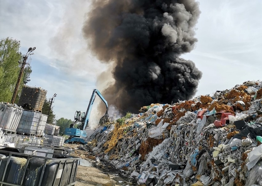 Pożar wysypiska śmieci w Woli Łaskiej  ZDJĘCIA   