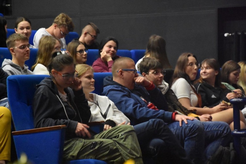 Wągrowiec. Uczniowie i nauczyciele Zespołu Szkół nr 2 w Wągrowcu pomagają Ukrainie. Charytatywny koncert w MDK 