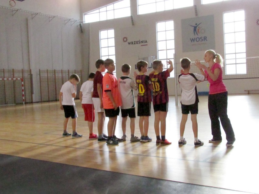 Treningi siatkarskie dla chłopców we Wrześni.