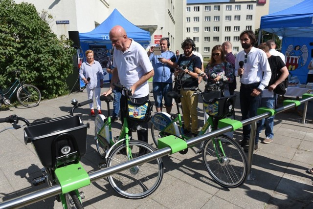 Dzisiaj (31.07) rozpoczęto pierwsze podczepianie nowych miejskich rowerów do stacji usytuowanych w całym Toruniu. Jako redakcja postanowiliśmy także dołączyć do testujących możliwości roweru miejskiego. Wrażenia? Nie najgorsze, ale zawsze można coś poprawić. 

CZYTAJ DALEJ >>>>>

Zobacz koniecznie: Wszystko, co trzeba wiedzieć o toruńskim systemie torvelo - przeczytaj, wypożycz i jedź w trasę po mieście



