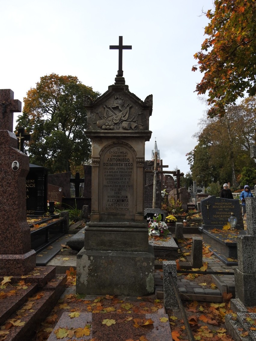 W Suwałkach na cmentarzu przy Bakałarzewskiej znajduje się kilkadziesiąt zabytkowych nagrobków. Zobacz niektóre z nich [Zdjęcia]