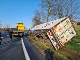 Michałowice. Tir wpadł do rowu na krętej trasie, DK7 zablokowana [KRÓTKO]