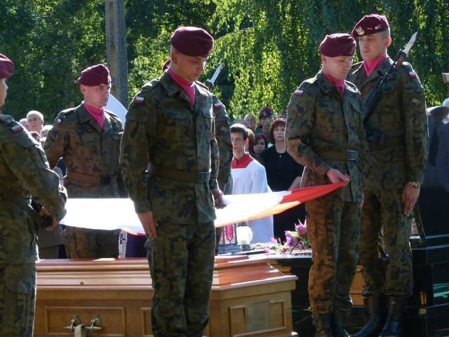 Dzień Weterana Działań poza Granicami Państwa. Przypominamy zduńskowolskiego żołnierza, który zginął w 2013 r. w Afganistanie. Starszy chorąży był żegnany zgodnie z wojskowym ceremoniałem.