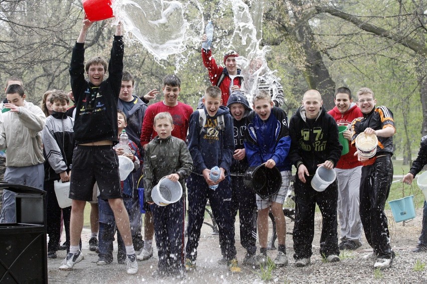 Dzisiaj Śmigus Dyngus, zobaczcie zdjęcia jak dawniej oblewano się w Legnicy