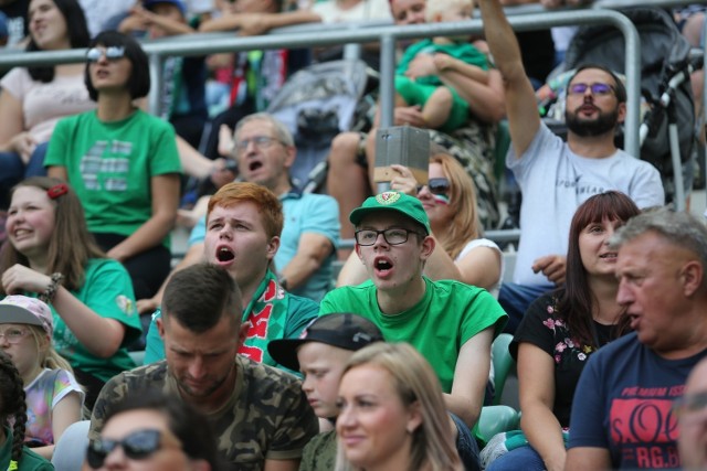 Śląsk - Cracovia: blisko 17 tys. kibiców na stadionie!

Śląsk Wrocław - Cracovia 2:1 (KIBICE, ZDJĘCIA KIBICÓW, Ekstraklasa 17.08.2019, KIBICE ŚLĄSKA WROCŁAW). Blisko 17 tys. osób przyszło na Stadion Wrocław by w sobotę obejrzeć, jak lider ekstraklasy pokonuje Cracovię. Takiej frekwencji dawno na meczu WKS-u nie było, ale trudno się dziwić, skoro wrocławianie są niepokonani w tym sezonie. BYŁEŚ NA MECZU? ZNAJDŹ SIĘ NA ZDJĘCIACH!

WAŻNE - DO KOLEJNYCH ZDJĘĆ MOŻESZ PRZEJŚĆ ZA POMOCĄ GESTÓW LUB STRZAŁEK