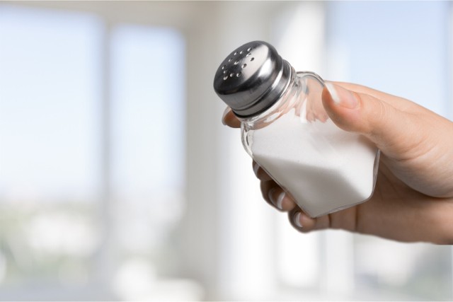 Naukowcy podkreślają, że nawet 20 proc. dziennego spożycia sodu pochodzi z soli dodawanej już po przygotowaniu posiłku, do gotowego dania na stole.