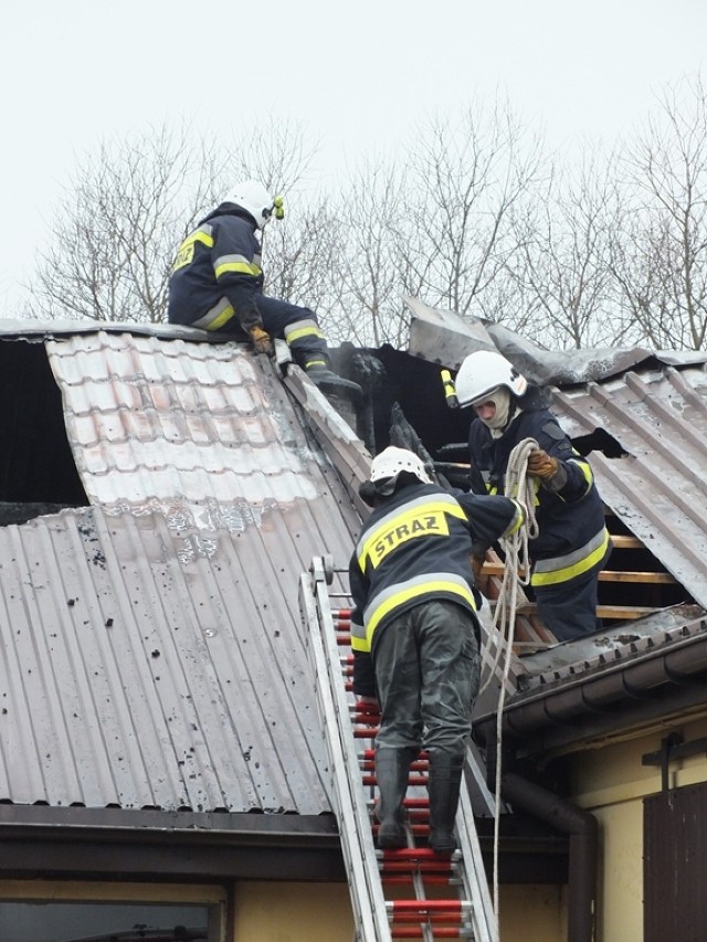 Pożar w Antoninie. Spłonęło ok. 360 m kw. dachu budynku produkcyjno-magazynowego