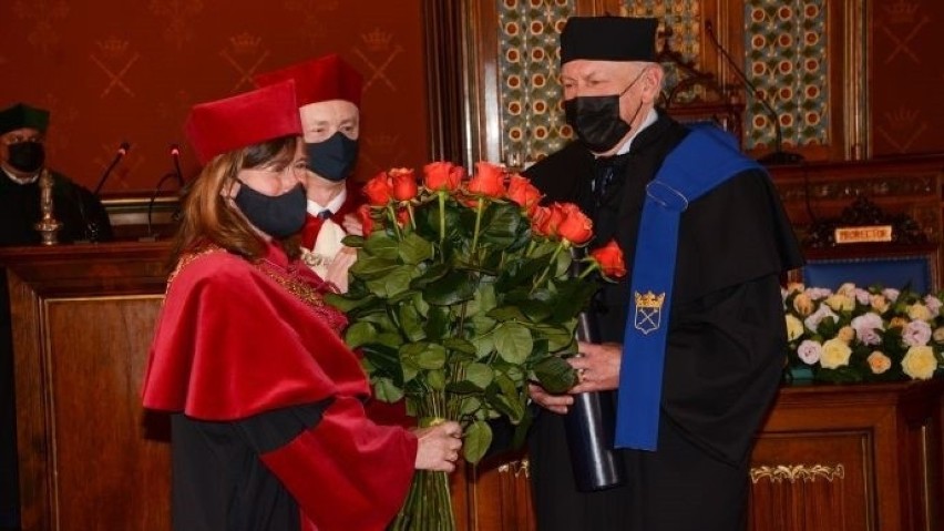 Prof. Piotr Sztompka odbiera bukiet róż