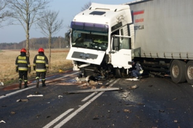 Z nieznanych przyczyn kierowca samochodu osobowego marki...