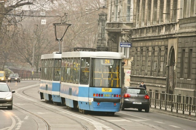 W sobotę, 21 września, rozpocznie się remont torowiska na Podwalu, na odcinku od pl. Jana Pawła II do pl. Orląt Lwowskich. Oznacza to duże zmiany tras tramwajów linii 0L, 0P, 6, 7, 14, 23, 24, 31 i 32. Będą one obowiązywać prawie miesiąc – do 19 października. 

Na kolejnych slajdach sprawdźcie, jak w czasie remontu będą jeździły tramwaje.