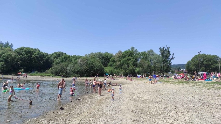 Położona nad jeziorem niewielka plaża z punktami...