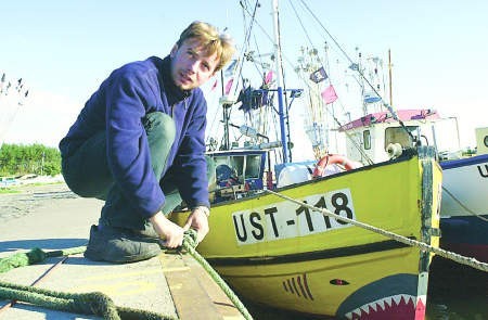 Robert Klusek, armator kutra jedyny rybak z Ustki dostał dofinansowanie z Unii Europejskiej. Wyremontowanym kutrem chce wozić wędkarzy. O dofinansowaniu dowiedział się jednak przypadkowo.