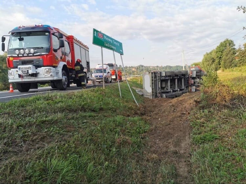 Wypadek na DK 75 w Witowicach. Ciężarówka przewróciła się na bok