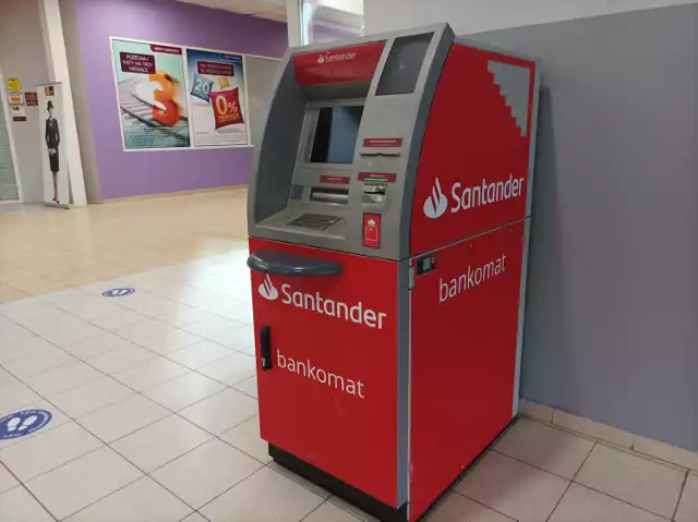 Klienci narzekają na zbyt wolne działanie bankomatu