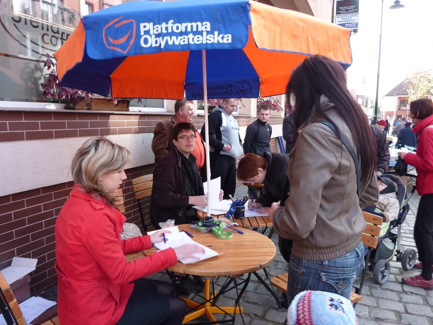 Lębork: Przedstawiciele Platformy Obywatelskiej zbierali podpisy