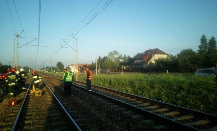 Tragiczny wypadek w Blachowni. Samochód osobowy wjechał pod pociąg. Drastyczny film ze zderzenia [FILM, ZDJĘCIA]