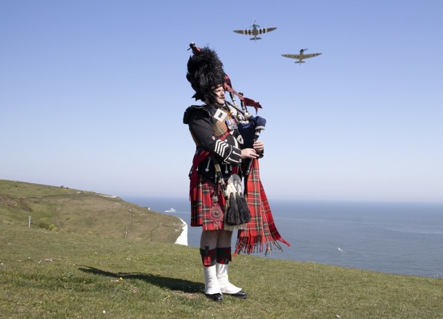 W 75. rocznicę zakończenia wojny w Europie major Andy Reid z Gwardii Szkockiej gra na kobzie na klifie w Dover. W tle lecą dwa myśliwce Spitfire, które brały udział w Bitwie o Anglię
